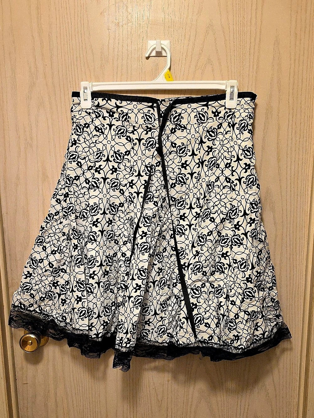 Raindrops Floral Lace Trim Skirt in Cream & Black Size Large